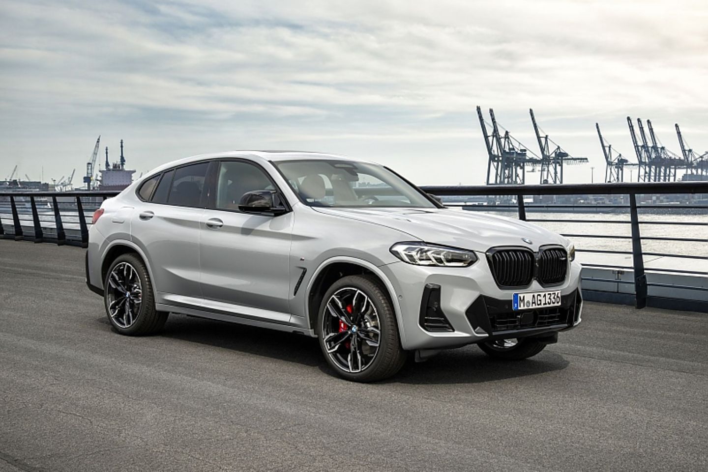 Beim BMW X4 sind Matrix LED-Scheinwerfer serienmäßig