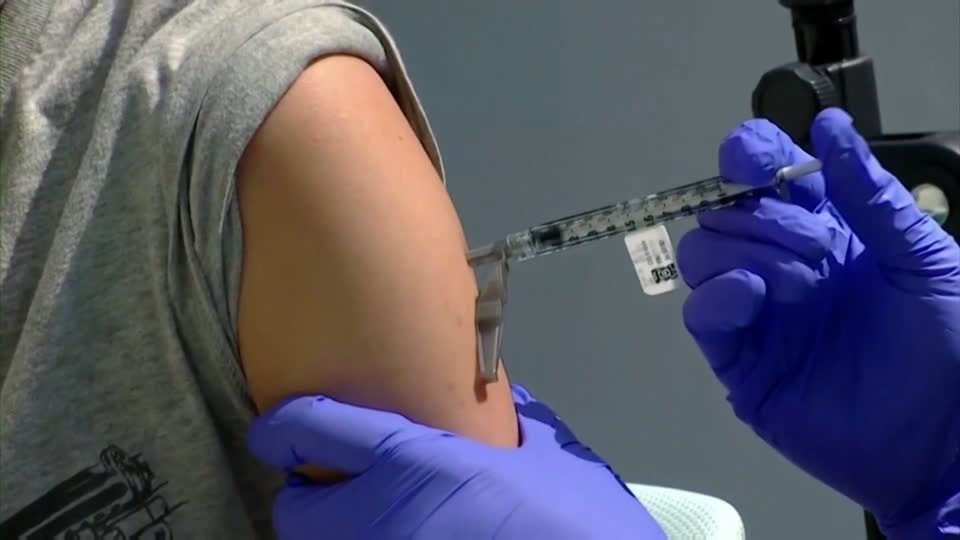 Video: Pfizer startet entscheidende Impfstoffstudie mit Kindern unter zwölf Video: Pfizer startet entscheidende Impfstoffstudie mit Kindern unter zwölf