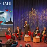 Die PR- und Marketing-Abteilung der Reederei versteht es, die Schiffstaufen, wie hier die Vorbereitung für die Taufe der "Aida Diva"  meisterlich zu inszenieren. 2007 spricht der damalige Hamburger Bürgermeister Ole von Beust an Bord des Schiffes.