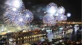 Feuerwerkspektakel im Rahmen des Hamburger Hafengeburtstag: Im Mai 2012 wird die "Aida Mar" als neuntes Schiff der Aida-Flotte getauft.