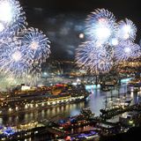 Feuerwerkspektakel im Rahmen des Hamburger Hafengeburtstag: Im Mai 2012 wird die "Aida Mar" als neuntes Schiff der Aida-Flotte getauft.