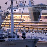 Aus dem Schiffsrumpf herausragend: Das sich über mehrere Decks erstreckende Theatrium ist das Kennzeichen der Sphinx-Klasse. Diese Unterhaltungsbühne in der Schiffsmitte wird fast pausenlos bespielt.