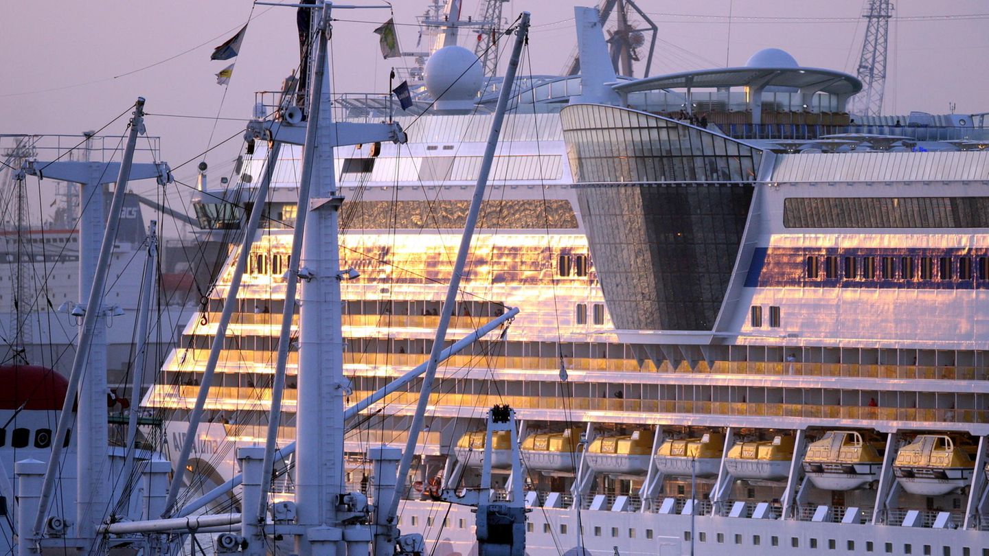Aus dem Schiffsrumpf herausragend: Das sich über mehrere Decks erstreckende Theatrium ist das Kennzeichen der Sphinx-Klasse. Diese Unterhaltungsbühne in der Schiffsmitte wird fast pausenlos bespielt.