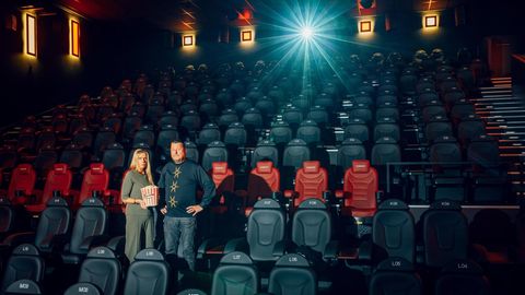 Anja und Meinolf Thies in ihrem Kino. Zuschauer dürfen nicht rein – und auf einen Teil der Hilfsgelder warten sie vergebens