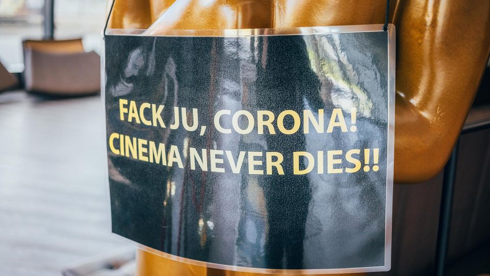 Im Foyer steht eine große Oscar-Figur, der die Kinobesitzer ein trotziges Schild um den Hals gehängt haben