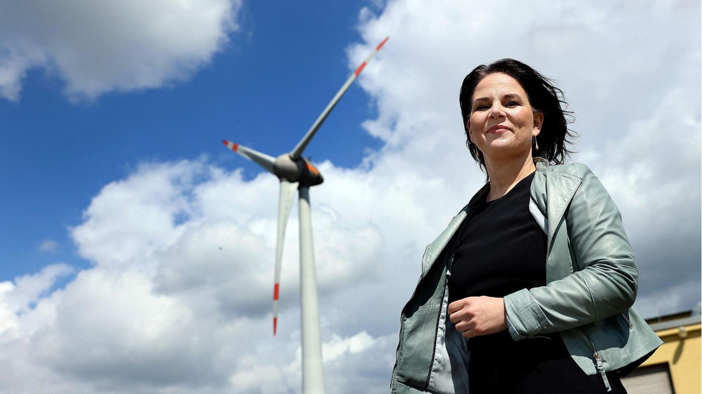 Höhenflug vorbei: Kanzlerkandidatin Annalena Baerbock geriet durch zu spät gemeldete Einnahmen und unpräzise Angaben zu Mitgliedschaften unter Druck Kanzlerkandidatin Annalena Baerbock geriet durch zu spät gemeldete Einnahmen und unpräzise Angaben zu Mitgliedschaften unter Druck