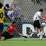 Miroslav Klose erzielt seinen zweiten Treffer beim 3:0 gegen Ecuador