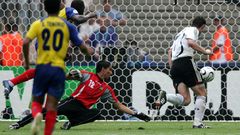 Miroslav Klose erzielt seinen zweiten Treffer beim 3:0 gegen Ecuador