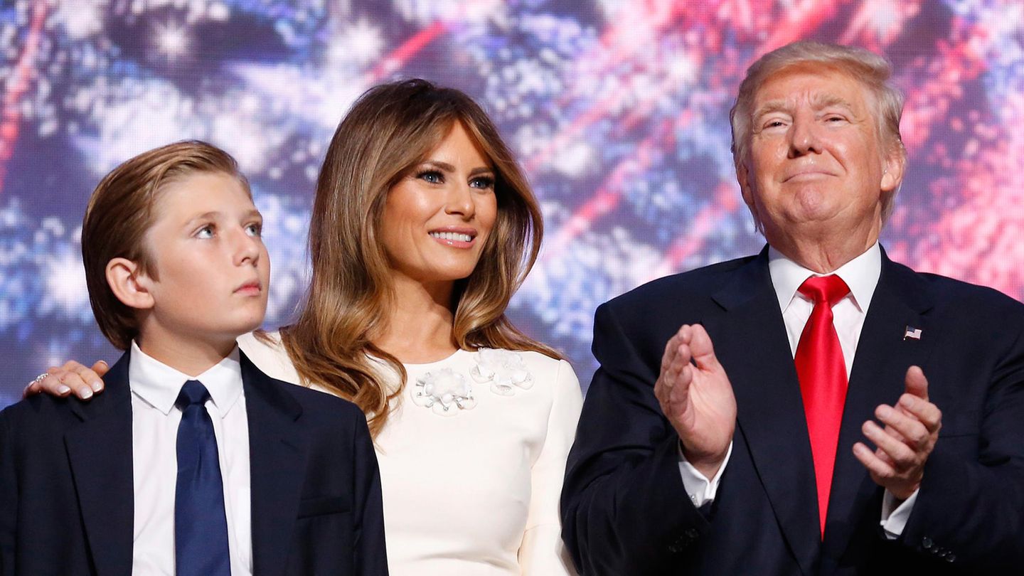 Ex-US-Präsident Donald Trump (r.), seine Frau Melania (Mitte) und sein Sohn Barron Trump (l.)