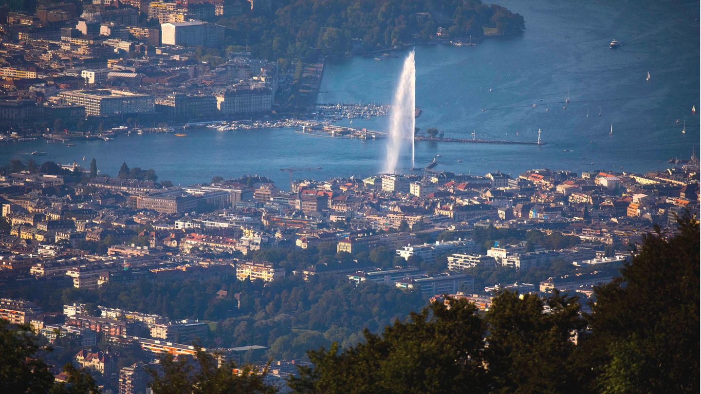 Top-Ten-Ranking : Platz 8 mit 92,5 Punkten: Genf, Schweiz Stets unter den Top-Platzierten sind die beiden Schweizer Metropolen. In der Grenzstadt zwischen den Alpen und dem Juragebirge haben viele Welt-Organisationen ihren Sitz. Genf ist allerdings auch die Stadt mit den global höchsten Lebenshaltungskosten. Platz 8 mit 92,5 Punkten: Genf, Schweiz Stets unter den Top-Platzierten sind die beiden Schweizer Metropolen. In der Grenzstadt zwischen den Alpen und dem Juragebirge haben viele Welt-Organisationen ihren Sitz. Genf ist allerdings auch die Stadt mit den global höchsten Lebenshaltungskosten.