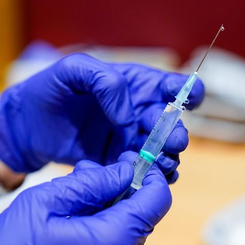 Spritze mit Impfstoff von Biontech/Pfizer