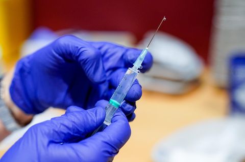 Spritze mit Impfstoff von Biontech/Pfizer