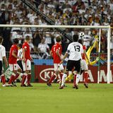 Michael Ballack erzielt das 1:0 gegen Österreich per Freistoß