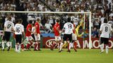 Michael Ballack erzielt das 1:0 gegen Österreich per Freistoß