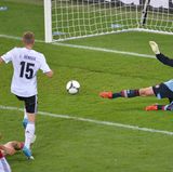 Lars Bender erzielt das  2:1-Siegtor gegen Dänemark