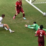 Thomas Müller erzielt eins seiner drei Tore beim 4:0 gegen Portugal