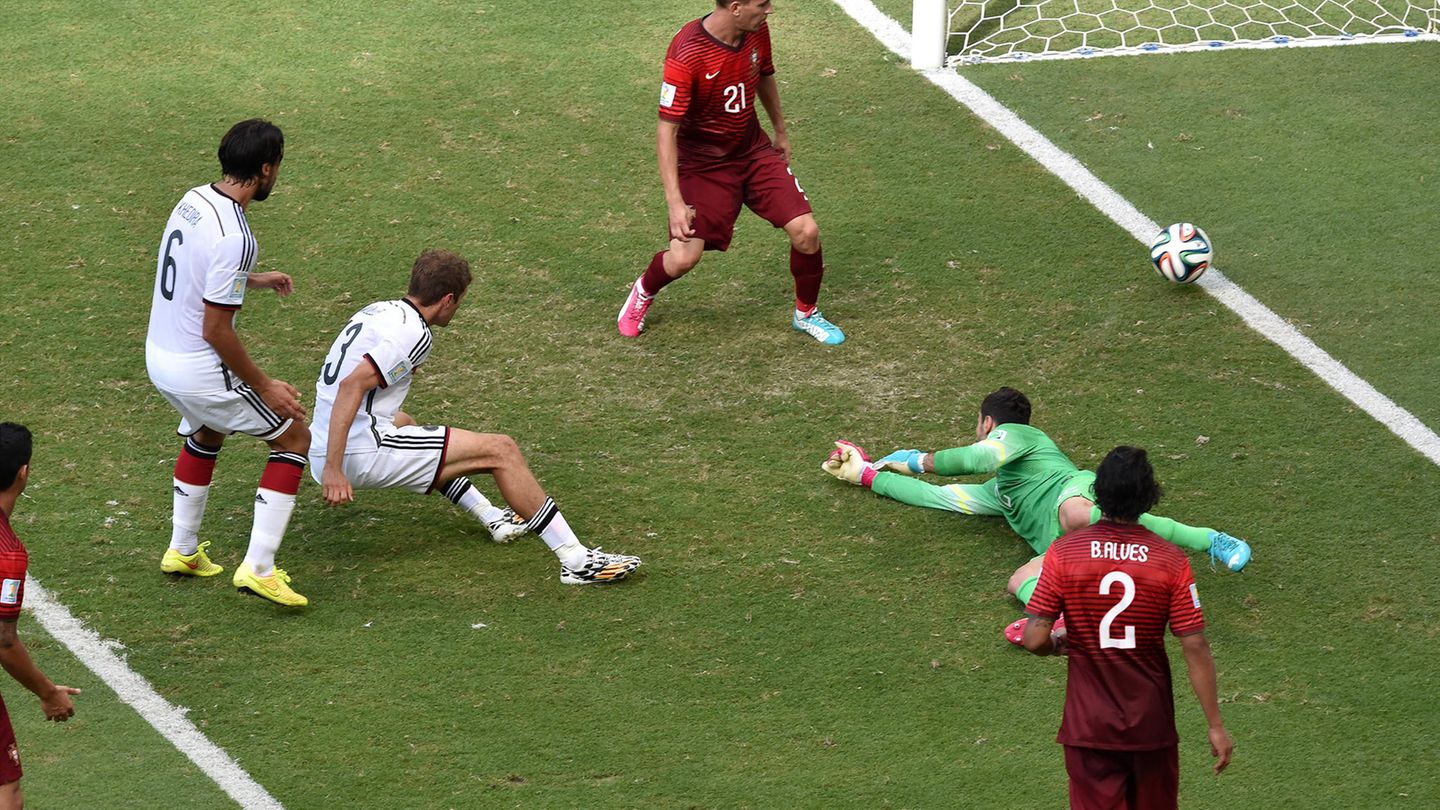 Thomas Müller erzielt eins seiner drei Tore beim 4:0 gegen Portugal Thomas Müller erzielt eins seiner drei Tore beim 4:0 gegen Portugal