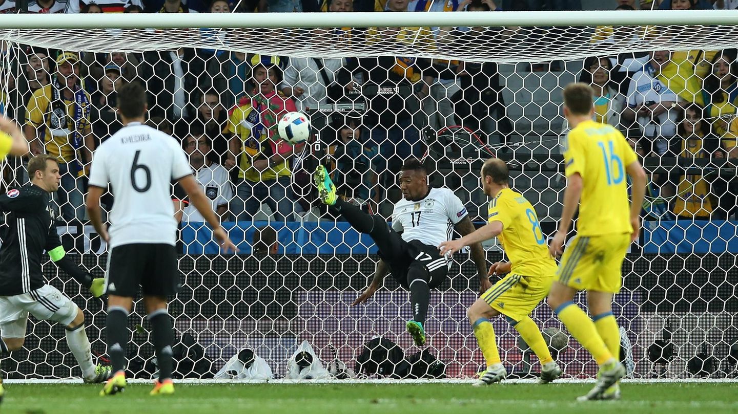 Jérôme Boateng verhindert spektakulär ein Gegentor gegen die Ukraine