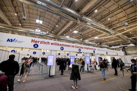 Schlangen im Impfzentrum in den Hamburger Messehallen