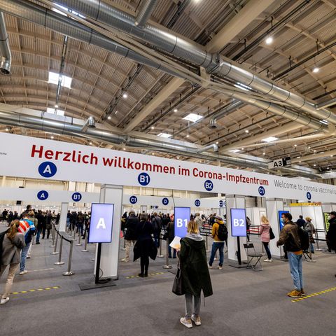 Schlangen im Impfzentrum in den Hamburger Messehallen
