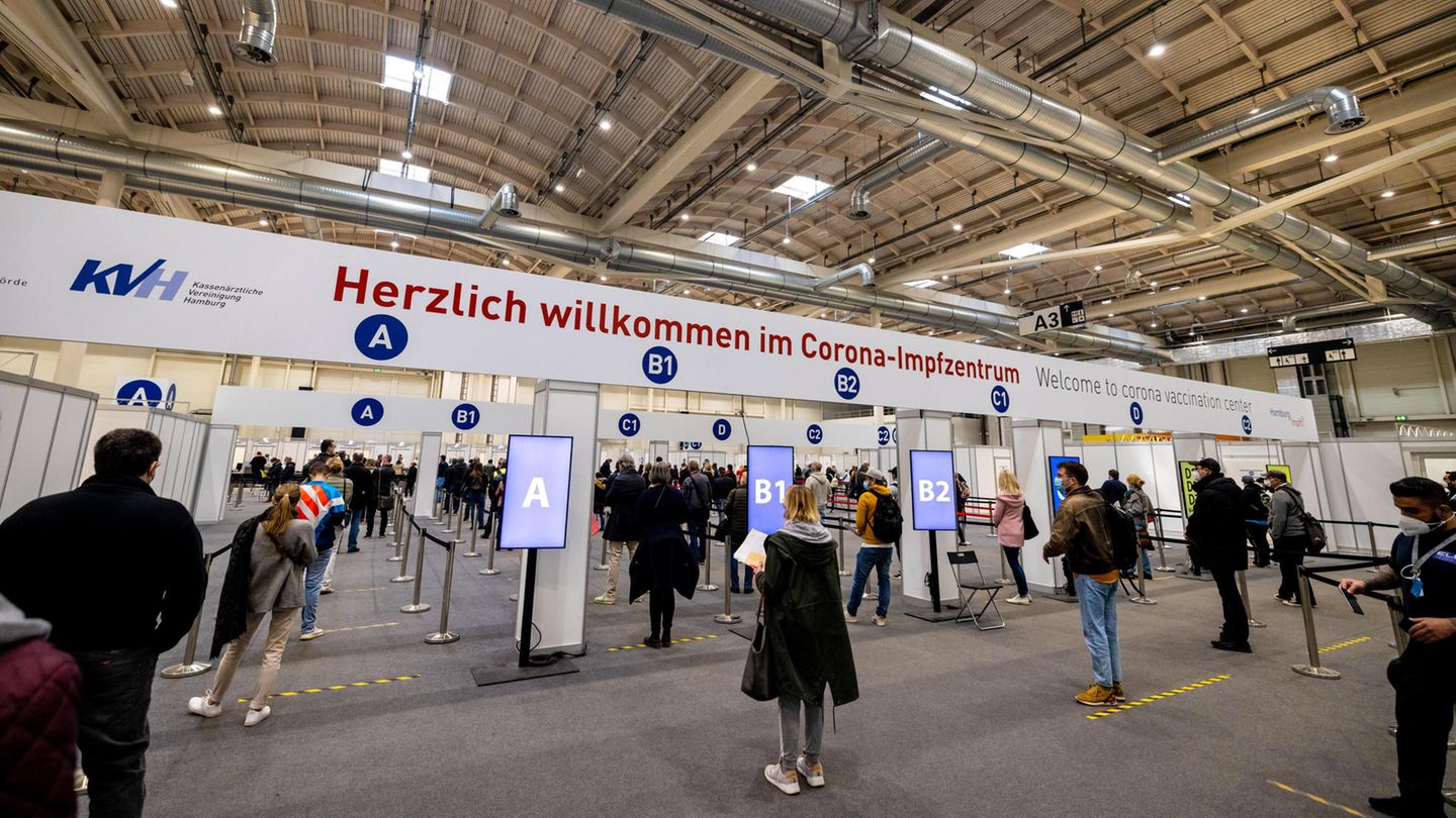 Corona-Pandemie: Schlangen im Impfzentrum in den Hamburger Messehallen Schlangen im Impfzentrum in den Hamburger Messehallen