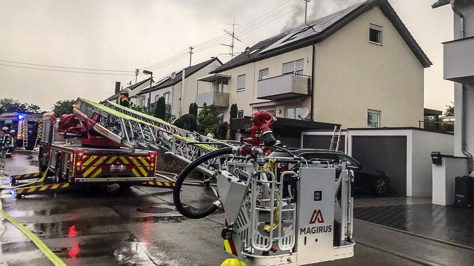 In Baden-Württemberg in Herrenberg-Haslach hat ein Blitz einen Dachstuhl in Brand gesetzt.