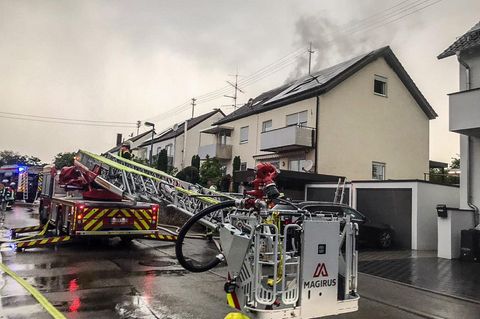 In Baden-Württemberg in Herrenberg-Haslach hat ein Blitz einen Dachstuhl in Brand gesetzt.