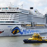 Die AidaPrima mit Schlepper kurz vor dem Festmachen in Hafen von Rotterdam