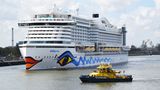 Die AidaPrima mit Schlepper kurz vor dem Festmachen in Hafen von Rotterdam