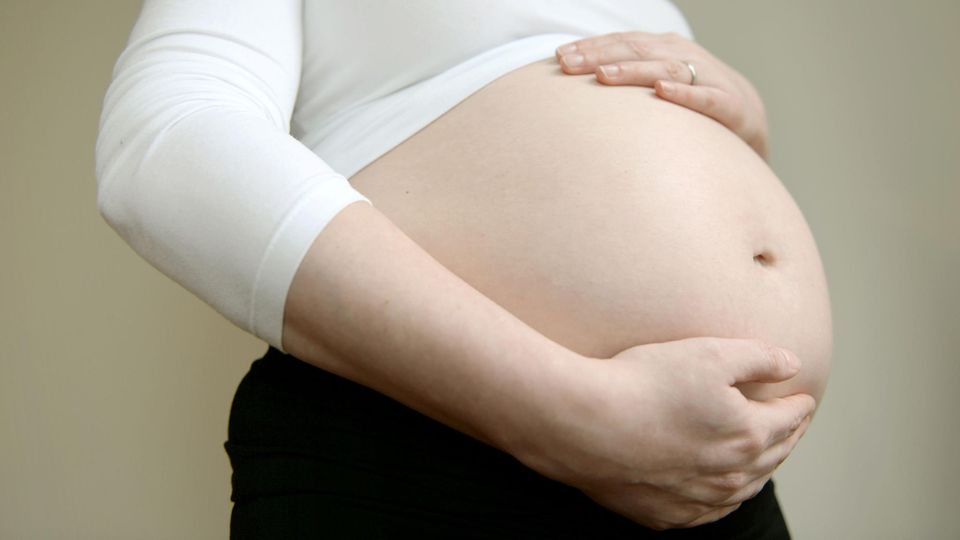 Eine hochschwangere Frau (Symbolbild)