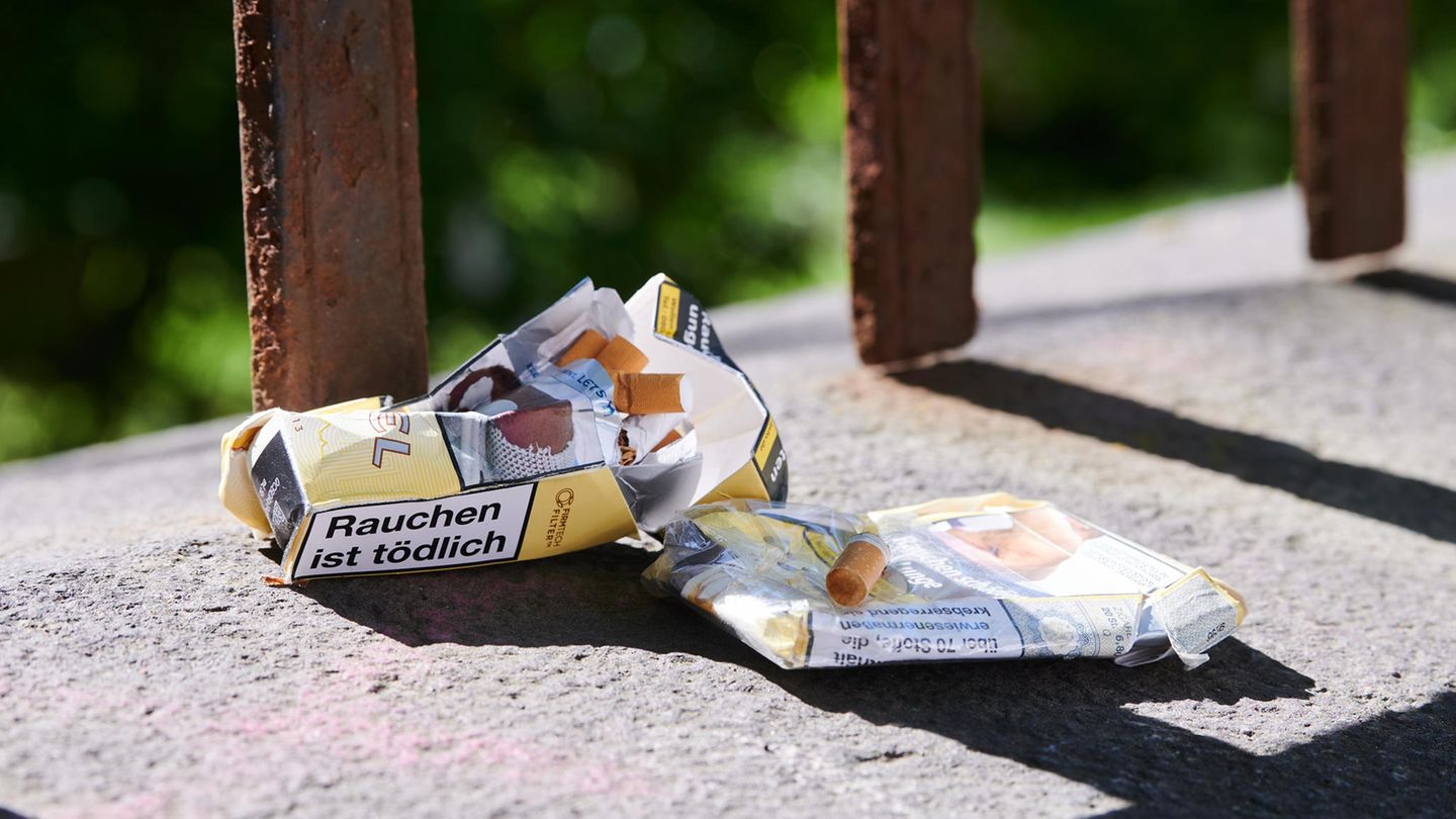 Eine zerknüllte Zigarettenschachtel