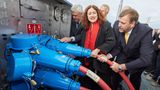 Landstrom in Sicht: Als Vorläufer zum Steckdosenanschluss an der Kaimauer wird in Hamburg im Oktober 2014 die LNG Hybrid Barge, ein schwimmendes Flüssiggas-Kraftwerk, in Betrieb genommen, das Aida-Schiffe am Liegeplatz mit Strom versorgen soll. Im Bild Monika Griefahn, Direktorin für Umwelt und Gesellschaft bei Aida Cruises. Früher war die SPD-Politikerin bei Greenpeace aktiv und von 1990 bis 1998 Umweltministerin in Niedersachsen.