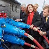 Landstrom in Sicht: Als Vorläufer zum Steckdosenanschluss an der Kaimauer wird in Hamburg im Oktober 2014 die LNG Hybrid Barge, ein schwimmendes Flüssiggas-Kraftwerk, in Betrieb genommen, das Aida-Schiffe am Liegeplatz mit Strom versorgen soll. Im Bild Monika Griefahn, Direktorin für Umwelt und Gesellschaft bei Aida Cruises. Früher war die SPD-Politikerin bei Greenpeace aktiv und von 1990 bis 1998 Umweltministerin in Niedersachsen.