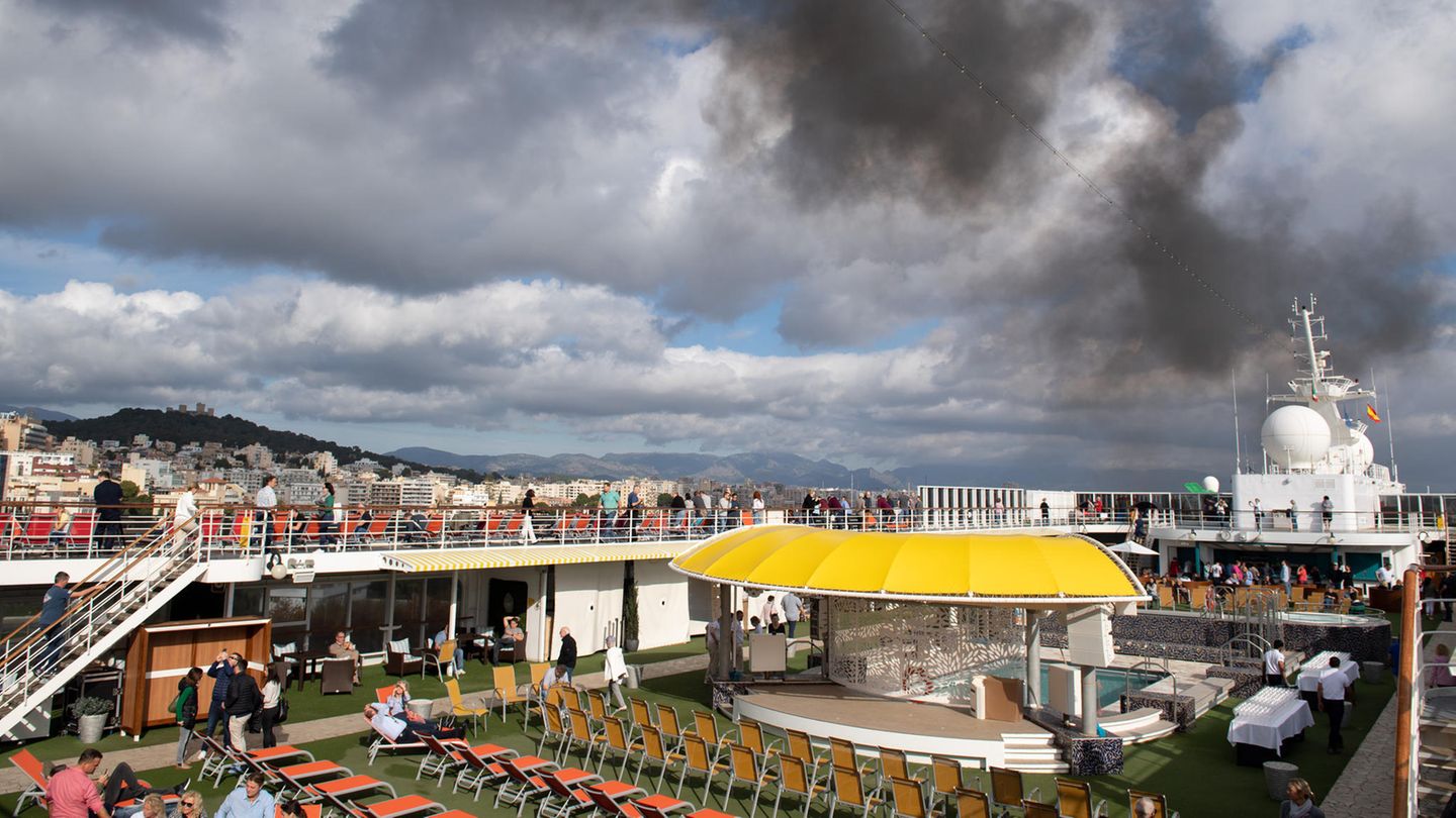 Aida Cruises: Anfang Dezember 2019 platzt in Mallorca eine Jungfernreise, obwohl die Gäste schon an Bord sind. Die Umbauarbeiten der italienischen Werft bei der Übernahme der 20 Jahren alten "Costa NeoRiviera" zur "Aida Mira" waren noch längst nicht abgeschlossen. So mussten die Passagiere in Palma wieder von Bord. Das Schiff nahm Kurs in Richtung Kanaren und Südafrika nur mit den Handwerkern. Anfang Dezember 2019 platzt in Mallorca eine Jungfernreise, obwohl die Gäste schon an Bord sind. Die Umbauarbeiten der italienischen Werft bei der Übernahme der 20 Jahren alten "Costa NeoRiviera" zur "Aida Mira" waren noch längst nicht abgeschlossen. So mussten die Passagiere in Palma wieder von Bord. Das Schiff nahm Kurs in Richtung Kanaren und Südafrika nur mit den Handwerkern.