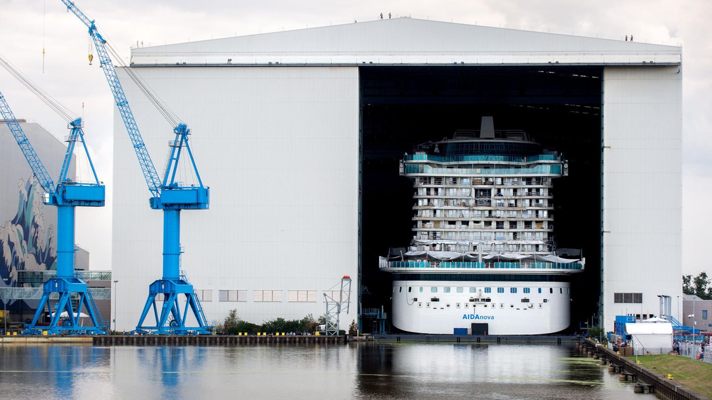 Auf der Meyer Werft in Papenburg entsteht das erste mit Liquefied Natural Gas (LNG) betriebene Kreuzfahrtschiff weltweit. Im August 2018 verlässt die schwimmende Innovation, die auf den Namen "Aida Nova" getauft werden soll, die Werfthalle.