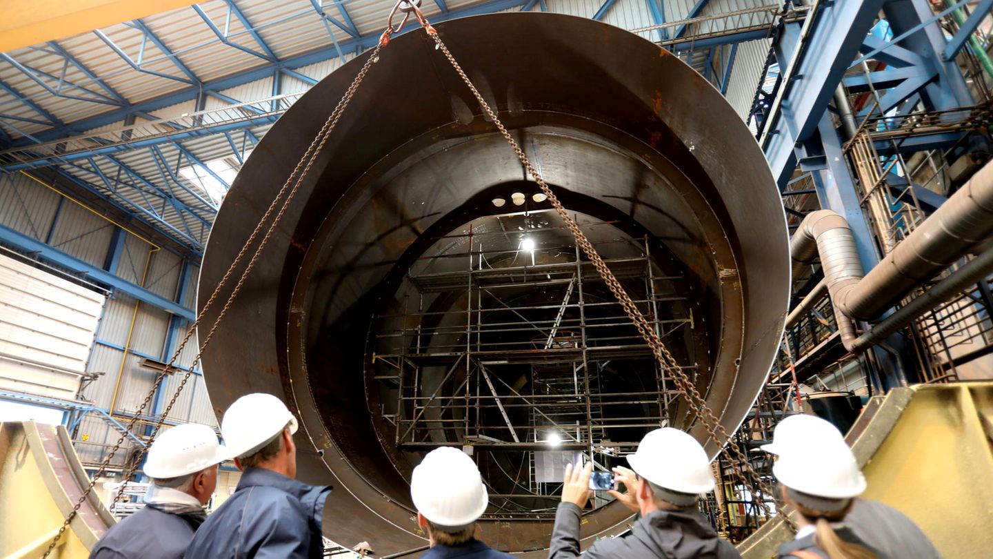 Auf der Neptun Werft in Rostock in Mecklenburg-Vorpommern entstehen zuvor große Bauteile für die Flüssiggasschiffe, wie hier einer der Tanks. Die Module werden auf dem Wasser nach Papenburg an der Ems geschleppt. Der neue Kraftstoff reduziert den Ausstoß von Feinstaub und Schwefeloxiden nach Reederei-Angaben auf ein Minimum.