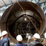 Auf der Neptun Werft in Rostock in Mecklenburg-Vorpommern entstehen zuvor große Bauteile für die Flüssiggasschiffe, wie hier einer der Tanks. Die Module werden auf dem Wasser nach Papenburg an der Ems geschleppt. Der neue Kraftstoff reduziert den Ausstoß von Feinstaub und Schwefeloxiden nach Reederei-Angaben auf ein Minimum.