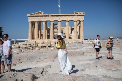 Touristin vor Akropolis