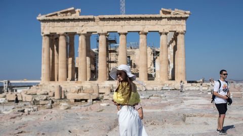 Touristin vor Akropolis