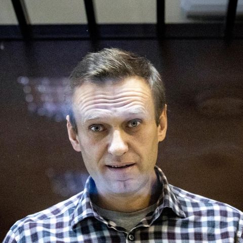 Alexej Nawalny, Oppositionsführer aus Russland, steht hinter einer Scheibe im Moskauer Bezirksgericht