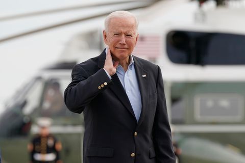 Joe Biden, Präsident der USA, stellt nach, wie er sich zuvor eine Heuschrecke vom Hals jagen musste