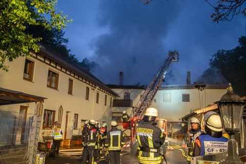 Einsatzkräfte der Feuerwehr löschen den Brand in einem Tierheim