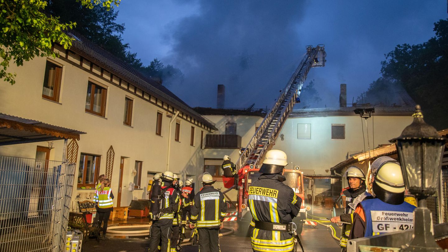 Einsatzkräfte der Feuerwehr löschen den Brand in einem Tierheim
