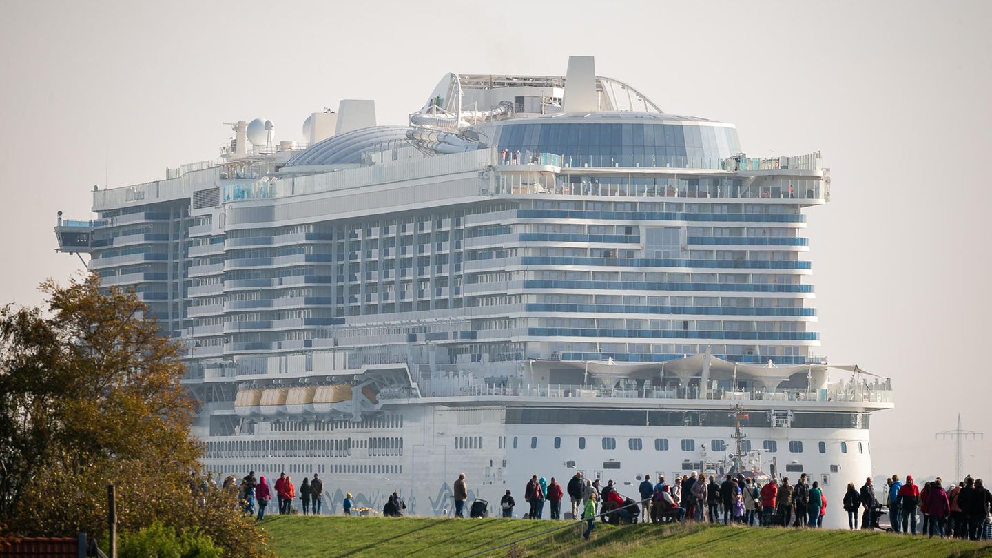 Überführung der "Aida Nova" auf der Ems im Oktober 2018. Der Neubau der Helios-Klasse ist mit einer Länge von 337 Metern und 184.000 BRZ noch größer. Ungefähr 6600 Passagiere können mit dem ersten LNG-Schiff auf Kreuzfahrt gehen.