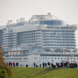 Überführung der "Aida Nova" auf der Ems im Oktober 2018. Der Neubau der Helios-Klasse ist mit einer Länge von 337 Metern und 184.000 BRZ noch größer. Ungefähr 6600 Passagiere können mit dem ersten LNG-Schiff auf Kreuzfahrt gehen.