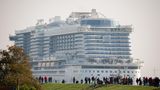 Überführung der "Aida Nova" auf der Ems im Oktober 2018. Der Neubau der Helios-Klasse ist mit einer Länge von 337 Metern und 184.000 BRZ noch größer. Ungefähr 6600 Passagiere können mit dem ersten LNG-Schiff auf Kreuzfahrt gehen.