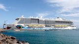 Die "Aida Nova" kann nur dort unterwegs sein, wo auf der Route in Häfen bereits eine Infrastruktur zur Betankung mit LNG existiert. So wurde der Neubau zunächst überwiegend auf den Kanaren eingesetzt, wie hier in Puerto del Rosario auf Fuerteventura.