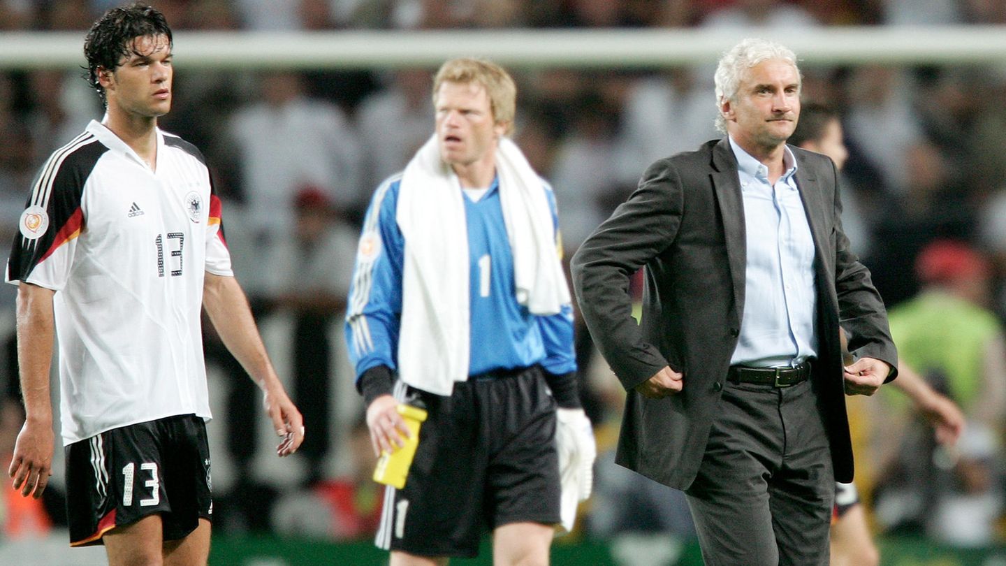 Michael Ballack, Kapitän Oliver Kahn und Trainer Rudi Völler blicken ins Leere (v. l. n. r.) Michael Ballack, Kapitän Oliver Kahn und Trainer Rudi Völler blicken ins Leere (v. l. n. r.)