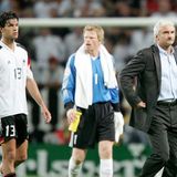 Michael Ballack, Kapitän Oliver Kahn und Trainer Rudi Völler blicken ins Leere (v. l. n. r.)