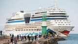 Ende der Durststrecke: Im Mai  2021 passiert die "Aida Sol" die Mole in Warnemünde, und die ersten Ostsee-Kreuzfahrten können ab Rostock beginnen. Auch ab Kiel und Hamburg stechen im Juni die ersten Kussmund-Schiffe wieder in See.